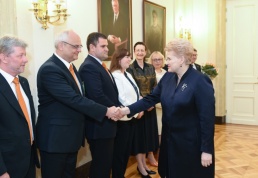 Prezidentė susitinka su Lietuvai akredituotais ES užsienio šalių ambasadoriais. LR Prezidento kanceliarijos nuotr. / Robertas Dačkus